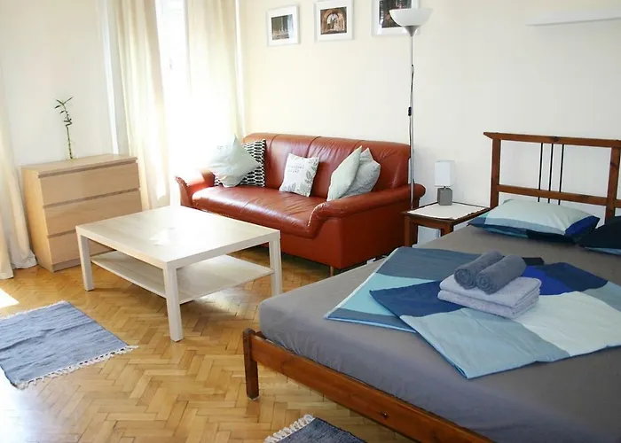 Honey Gazde/Camere de închiriat *